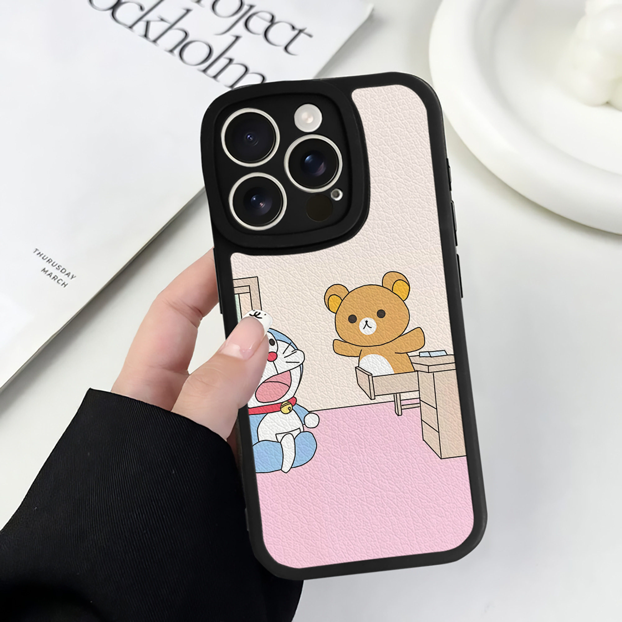 （画像用） ドラえもん Doraemon 【iPhone 16シリーズ対応】シリコンスマホケース（レザー調） 材質：シリコン